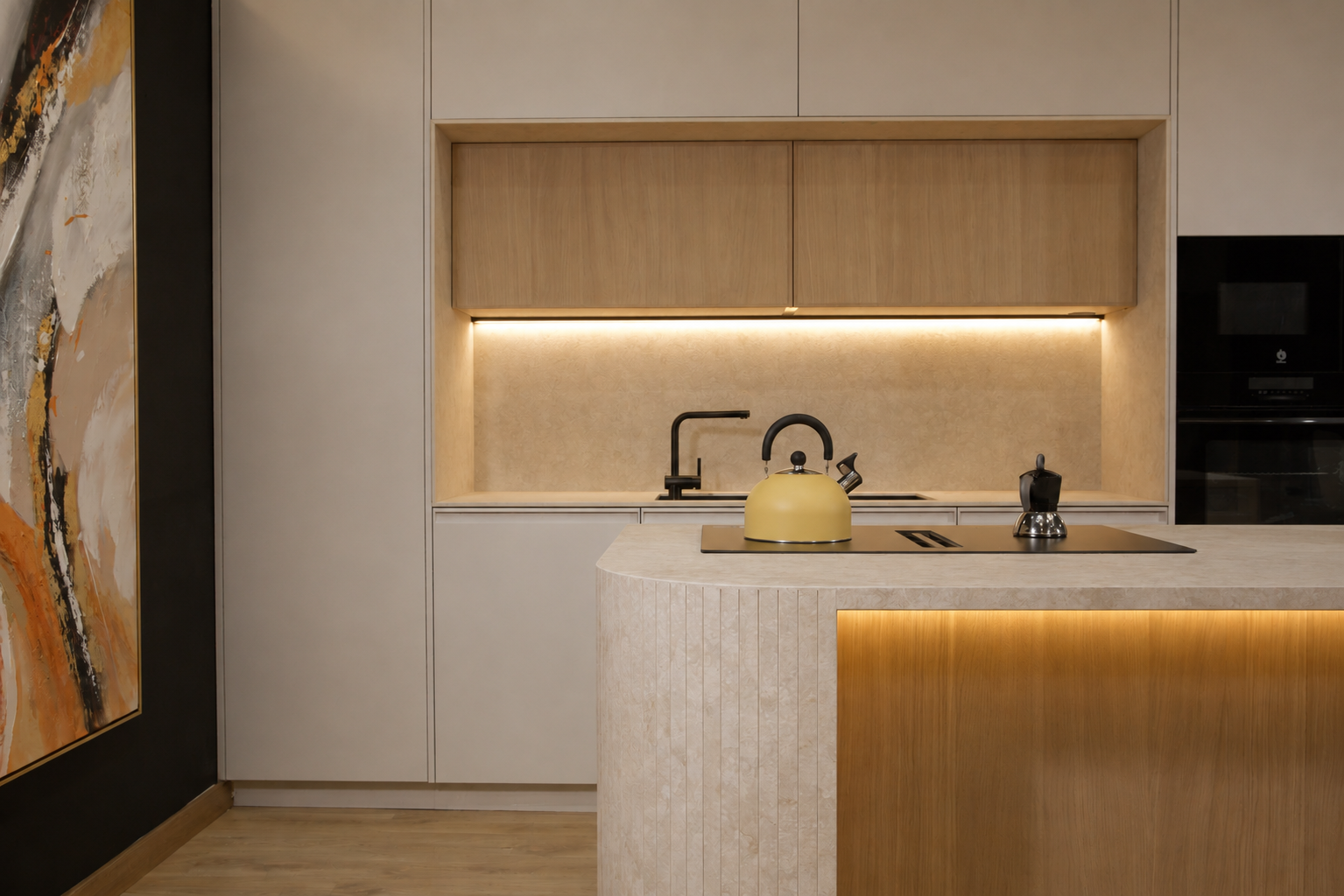 Detalle de isla curva con relieve vertical, madera iluminada y tetera amarilla