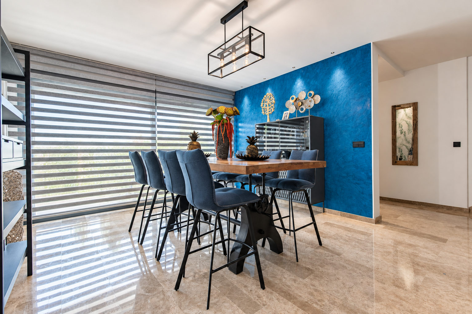 Comedor con pared azul y mesa de madera fotografiado por Fernando Moreno