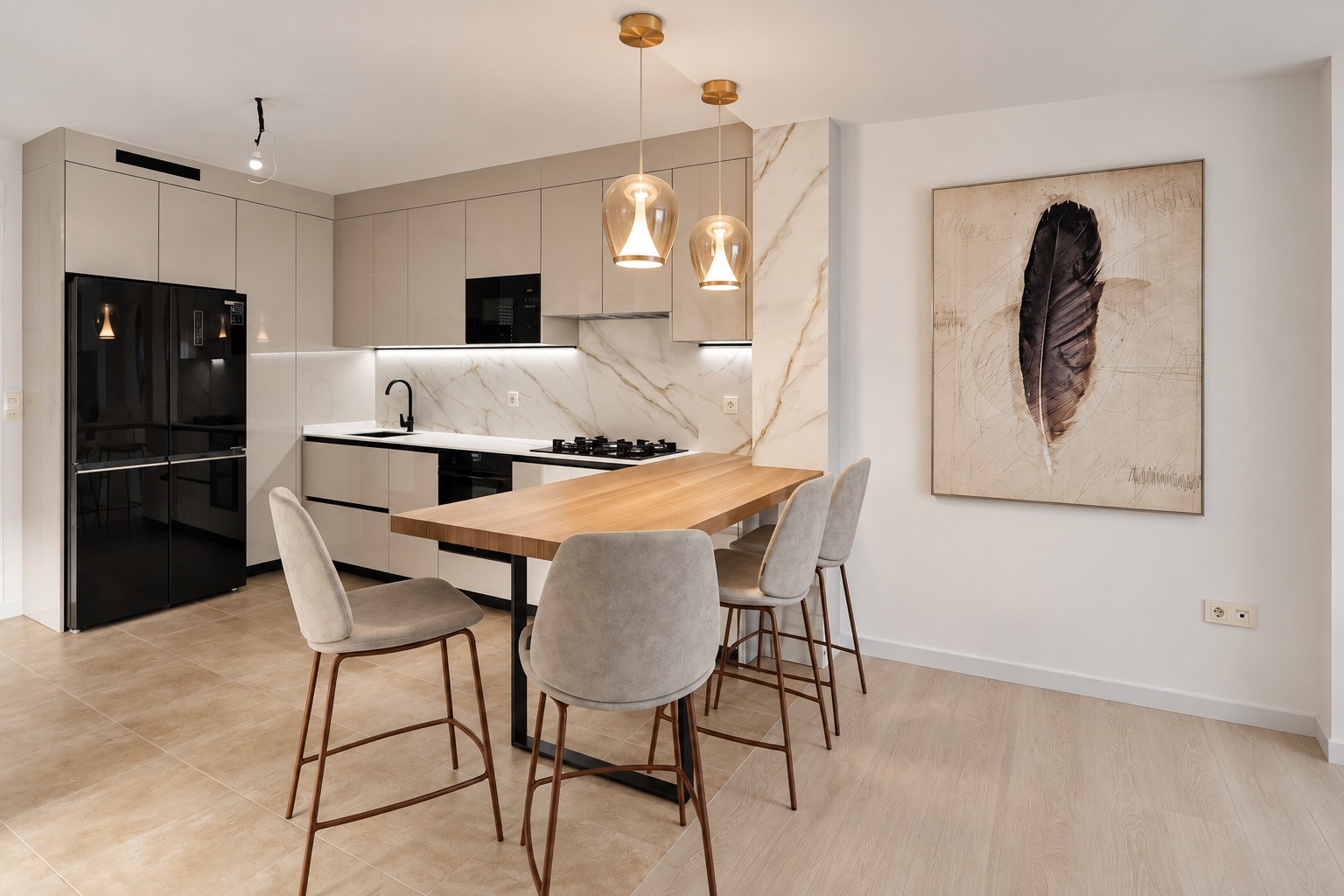 Cocina con barra de madera, lámparas de cristal y cuadro de una pluma