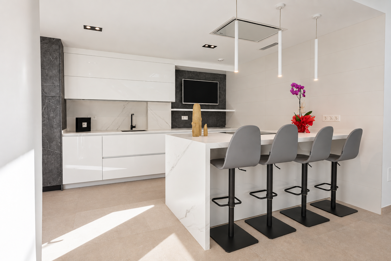 Cocina blanca con isla, cuatro taburetes grises y luz natural sobre el suelo