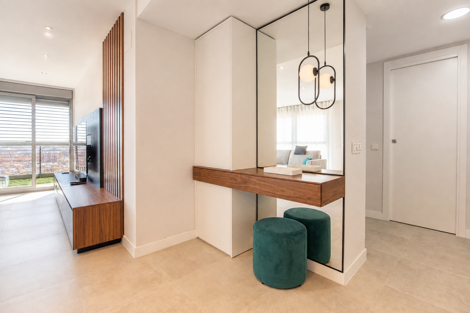 Consola de madera con espejo de pared y asiento verde en un recibidor