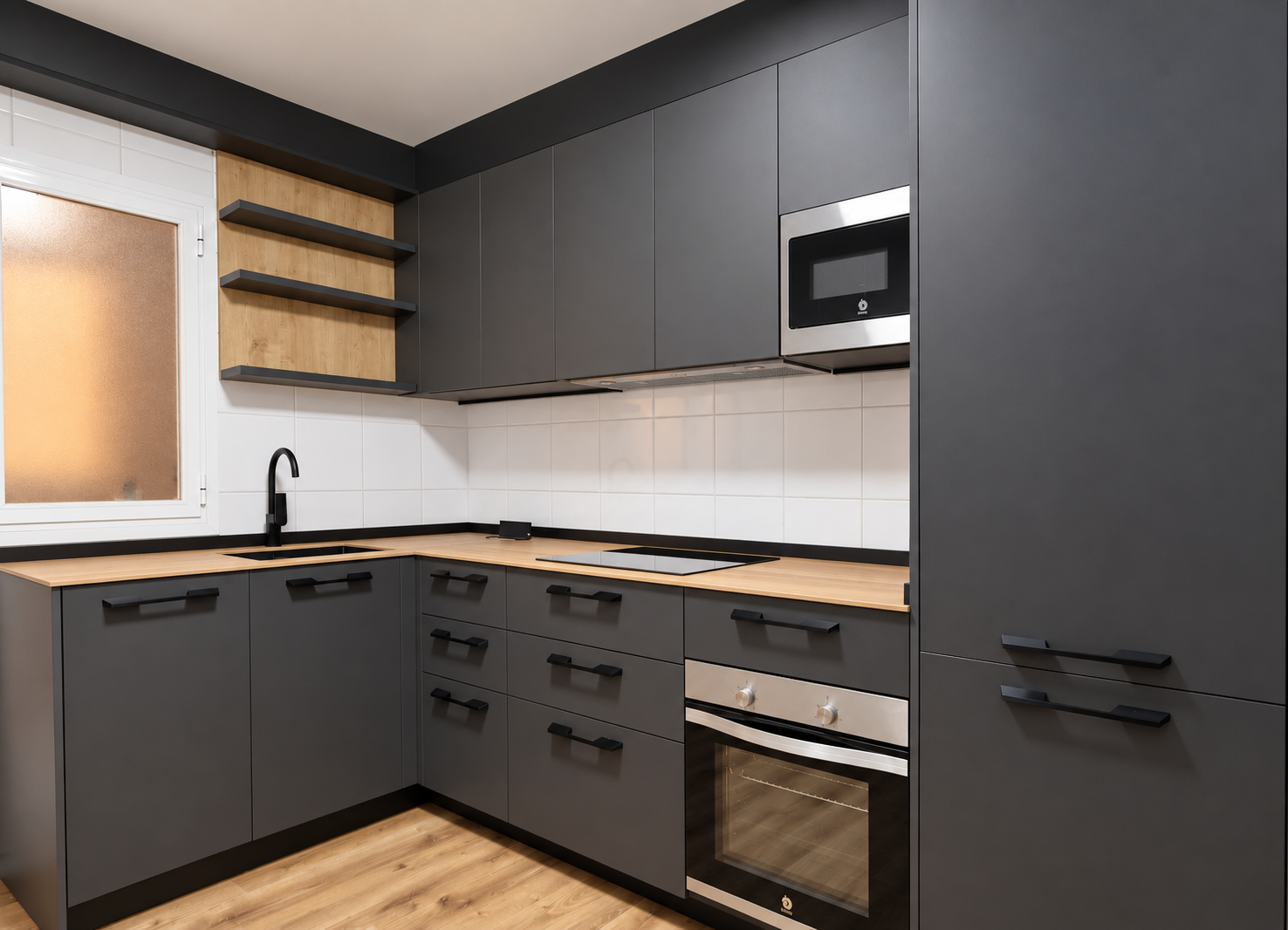 Cocina gris antracita con encimera de madera y revestimiento blanco en Roquetas de Mar