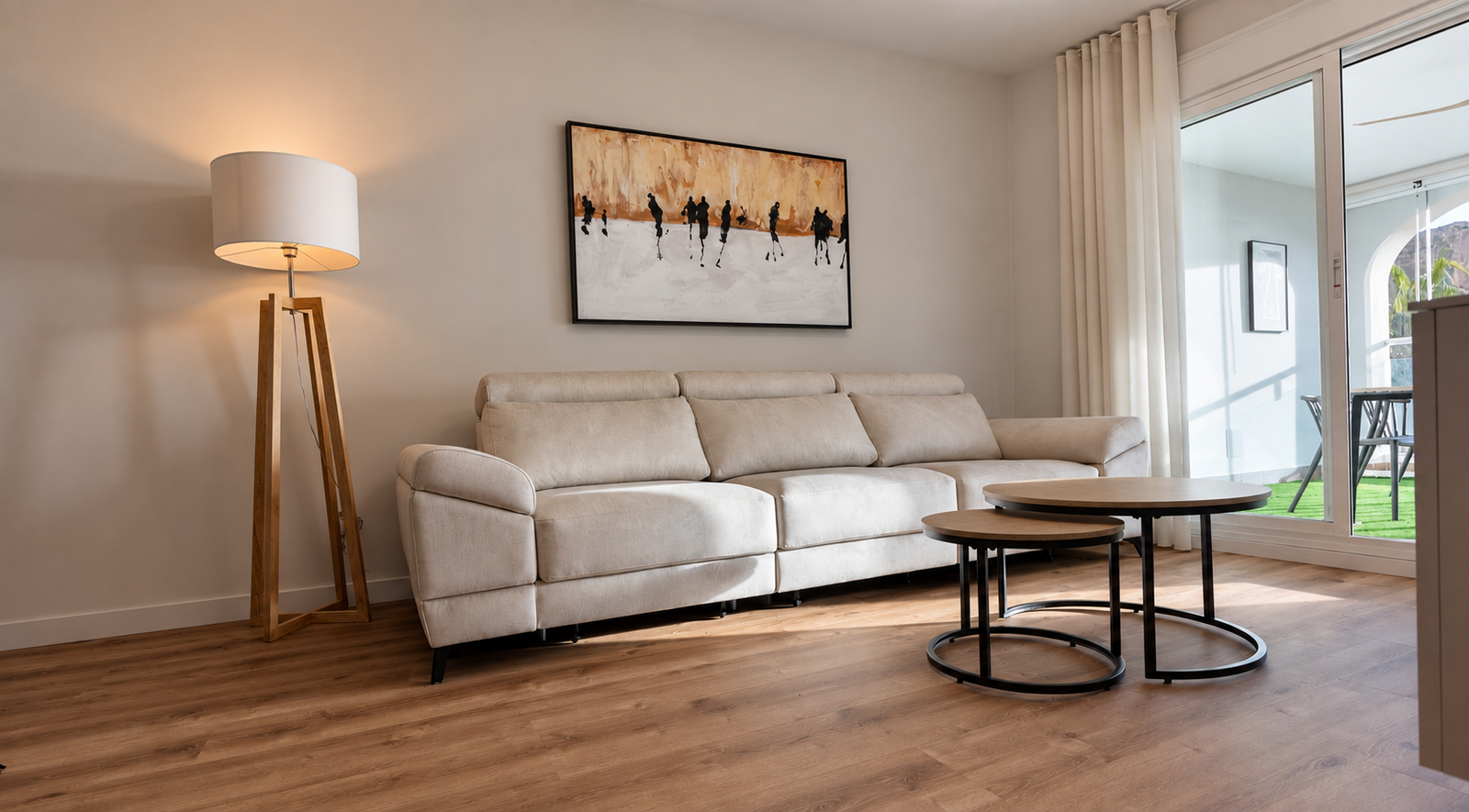 Salón con luz natural en una vivienda de Roquetas de Mar