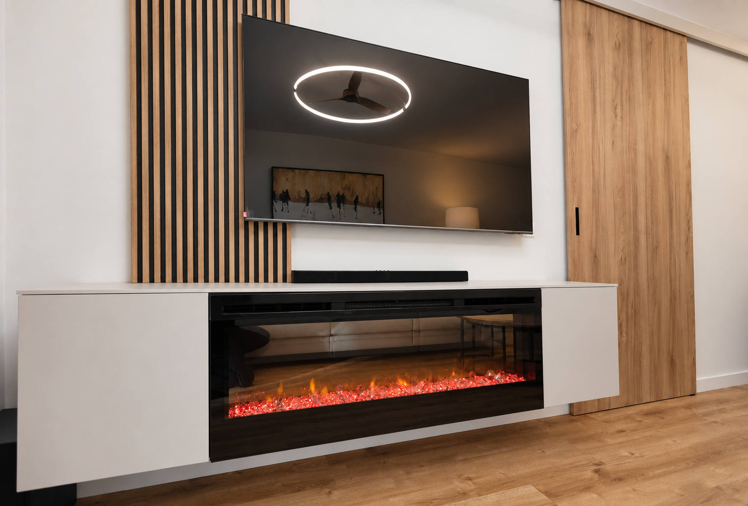 Mueble de salón con chimenea eléctrica, televisión y revestimiento de listones de madera