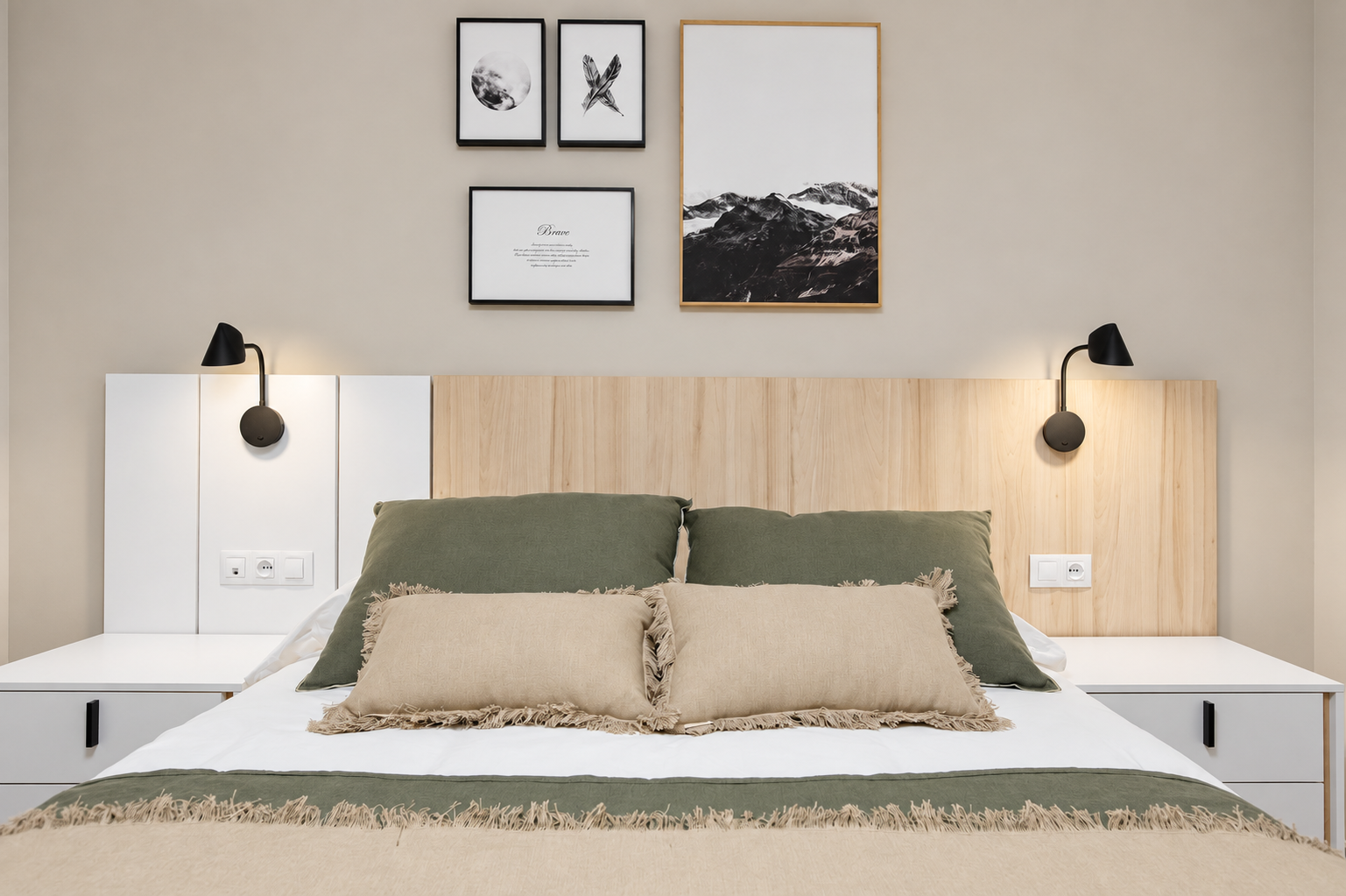 Vista frontal del dormitorio con cabecero de madera, apliques negros y cojines verdes