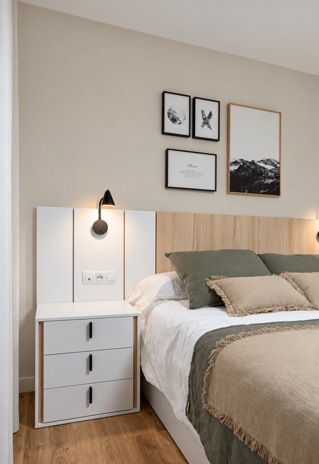 Detalle de mesilla blanca, cabecero de madera y textiles verdes en el dormitorio